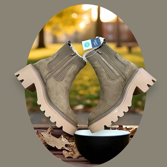 Universal Thread Shoes - Universal Thread Super Chunky Ankle Boots. Brown. Size: 8.5